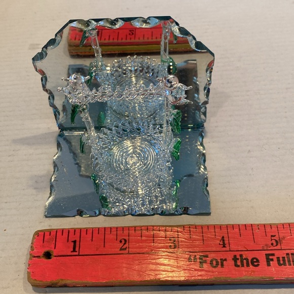 NIB Spun Glass Wishing Well on Scalloped Mirror Base - Picture 4 of 7